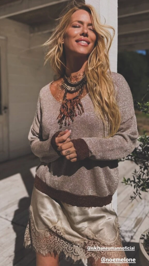 El efecto luminoso de la prenda aporta una cuota de sofisticación que eleva instantáneamente el estilismo, convirtiéndolo en una opción ideal tanto para una salida nocturna como para una reunión informal diurna con un toque fashionista. Foto: Instagram