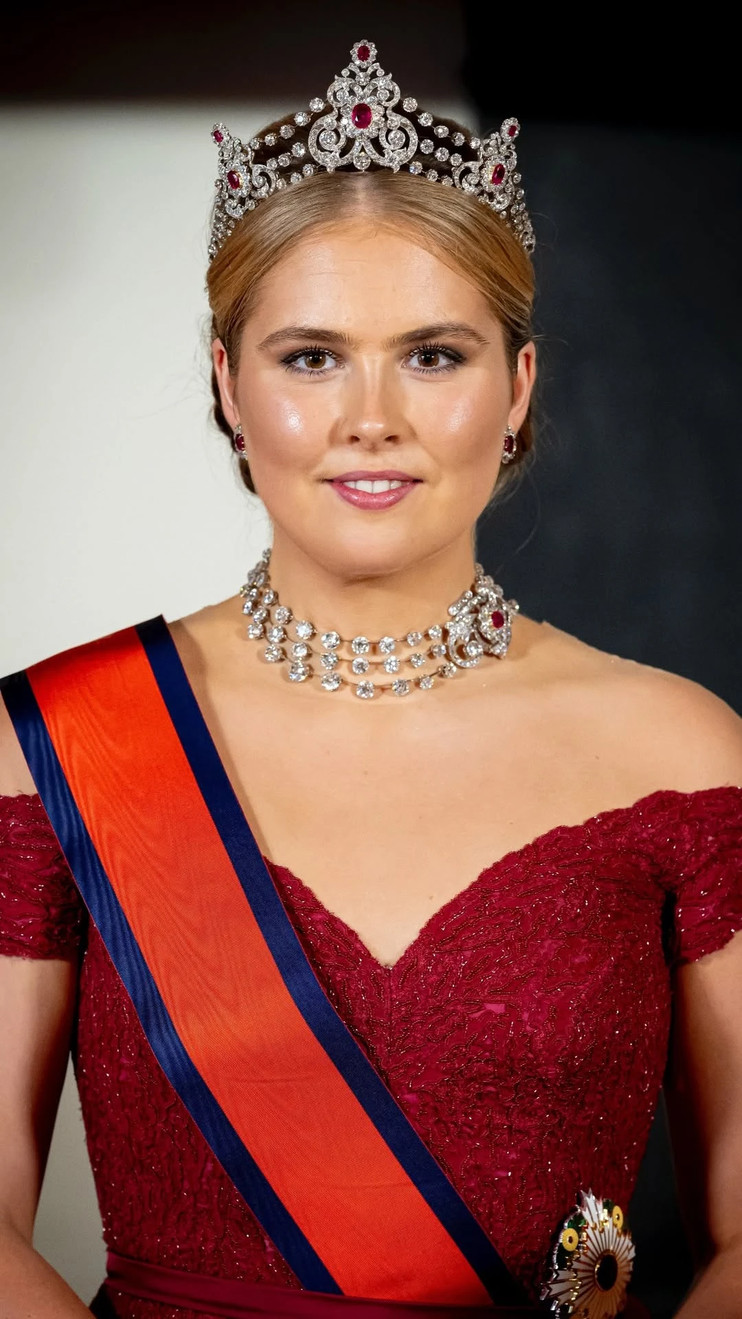 La princesa Ariane debutó a los 19 años en una cena de Estado y llevó por primera vez una histórica tiara del joyero real