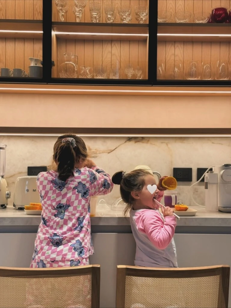Entre las postales se pudieron ver fotos de cuando era recién nacida, momentos de juegos, vacaciones familiares, tardes de playa, actividades con amigas y escenas junto a su hermana menor, Inés.