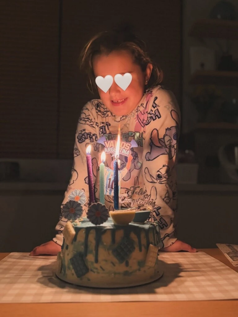 Y concluyó con una declaración que resumió el espíritu de todo el mensaje: “La vida con vos es espectacular, básicamente porque vos sos espectacular. Te amo”.