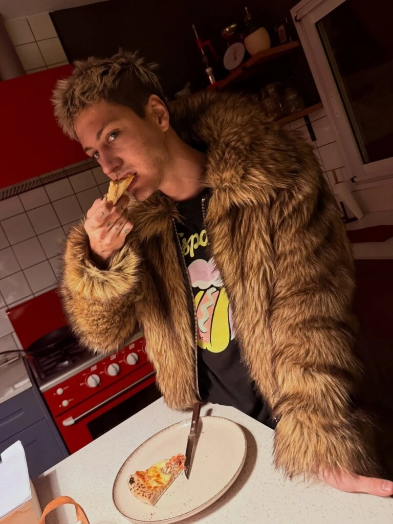 Entre las imágenes se destaca una fotografía tomada en un restaurante donde se observa la mano del cantante sosteniendo la de la actriz. 