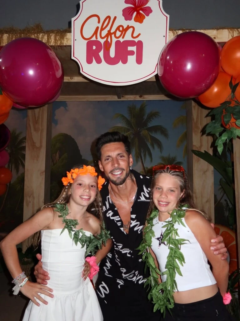 Además de las imágenes junto a Aitana, la modelo también incluyó fotografías de José Sosa con Rufina y Alfonsina, las mellizas nacidas de su relación anterior con Carolina Alurralde.