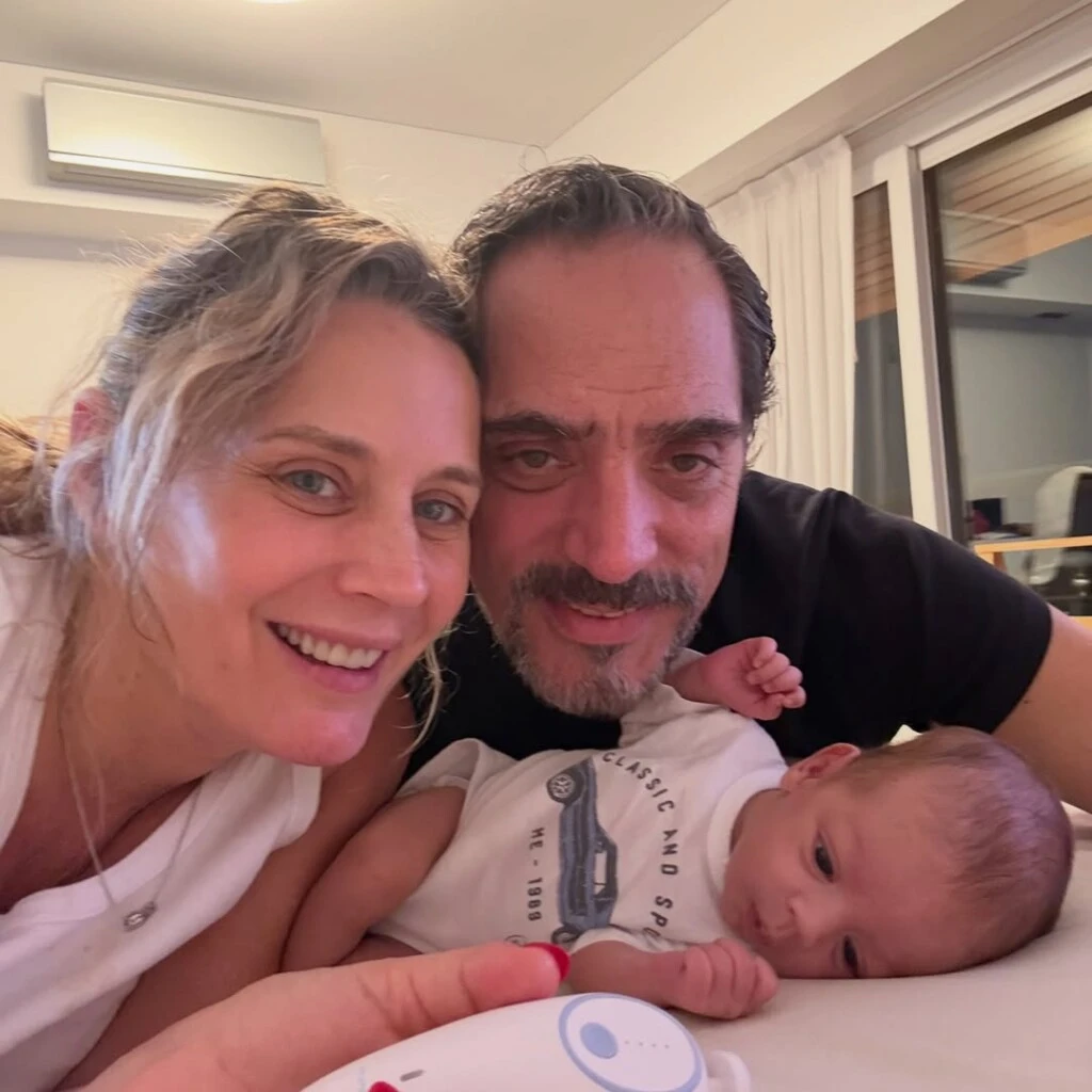 Rocío incluyó imágenes de la primera Navidad de Isidro, postales familiares y momentos que reflejan el fuerte vínculo que el empresario construyó con su hijo desde el primer día.