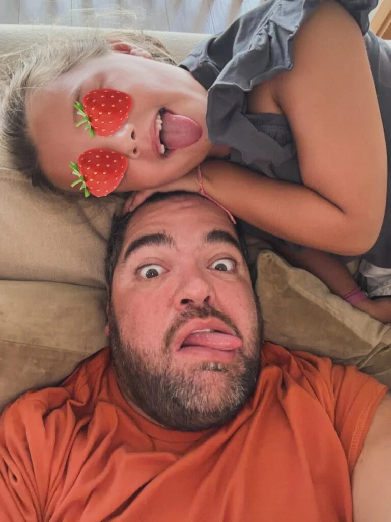 Como suele hacer en sus redes sociales, Barassi preservó la privacidad de sus hijas en algunas imágenes, cubriendo parcialmente sus rostros con emojis.