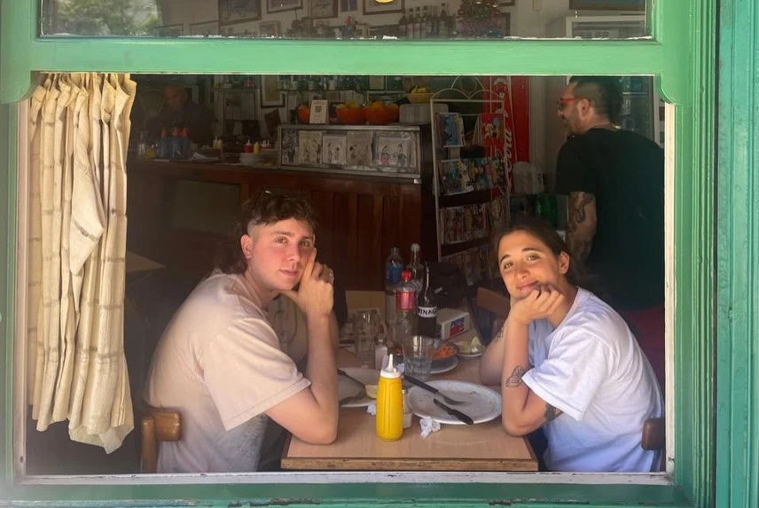 “Compañero y maestro de estas y todas las vidas, honraré tu luz y valentía. Buscaré a Narella y Alejandro en cada mar, en cada lago y cada bosque hasta volvernos a encontrar en un abrazo kilométrico”, escribió.