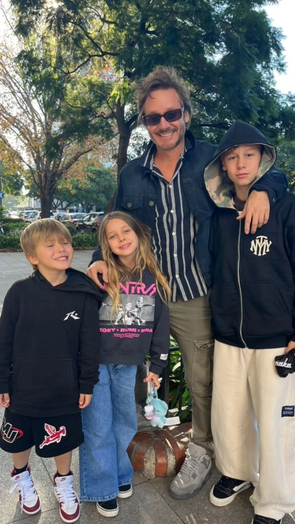 Los tres aparecen sonrientes durante un paseo al aire libre, disfrutando de una jornada familiar junto a su padre. Foto: Instagram