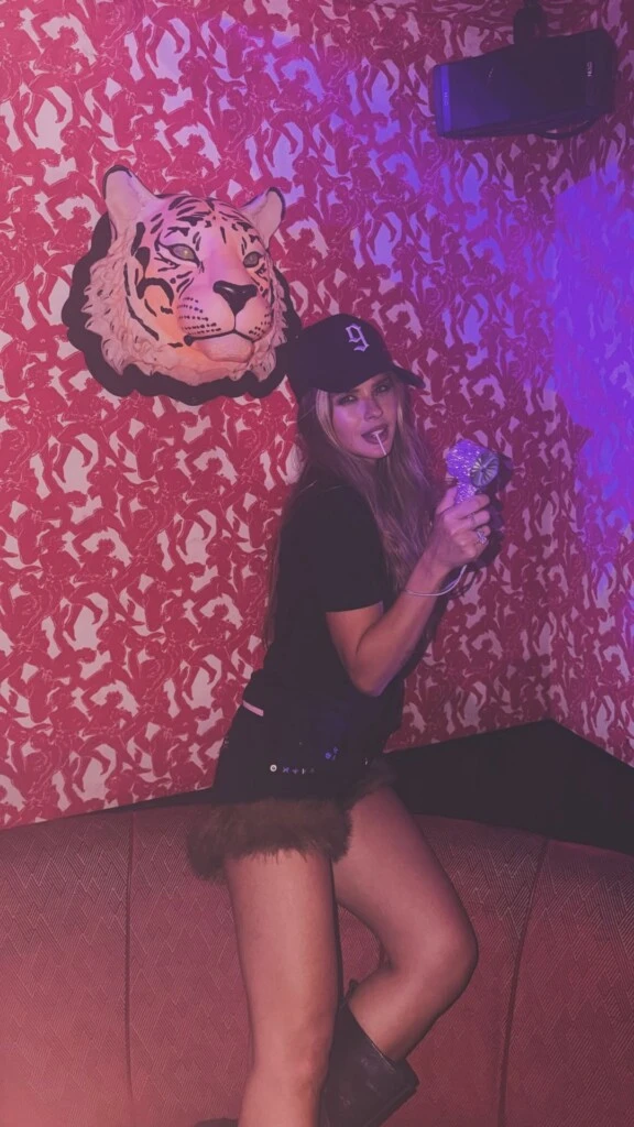 Por su parte, la actriz también publicó imágenes de la misma noche en sus historias y en su perfil de Instagram.