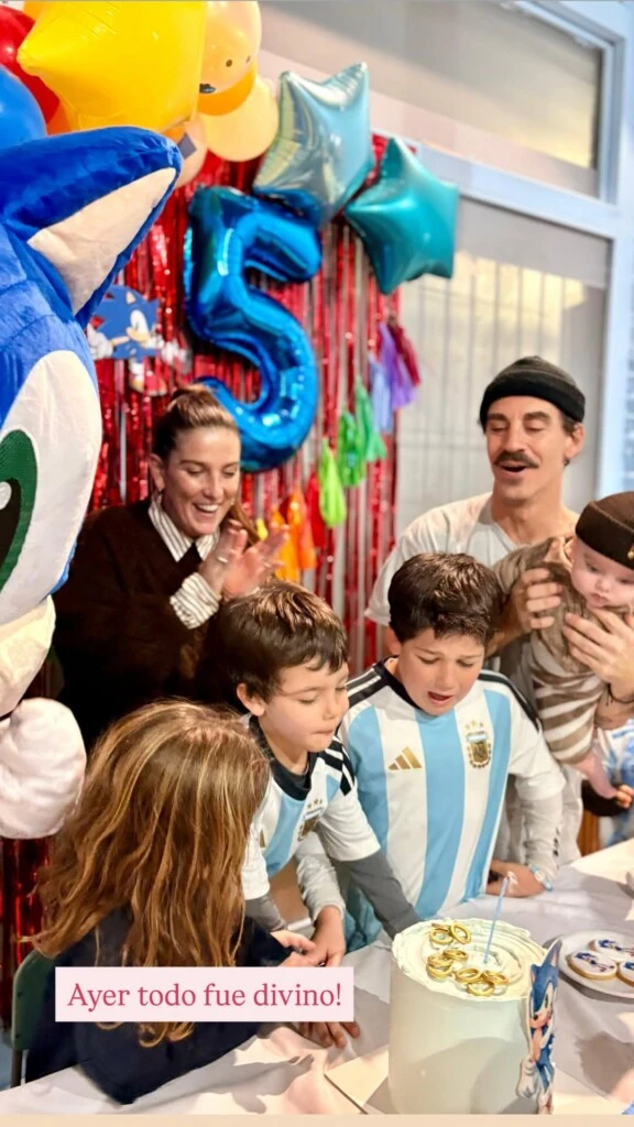 Detrás de la mesa principal se destacaban grandes globos con el número 5, que enmarcaron uno de los momentos más emotivos de la jornada.