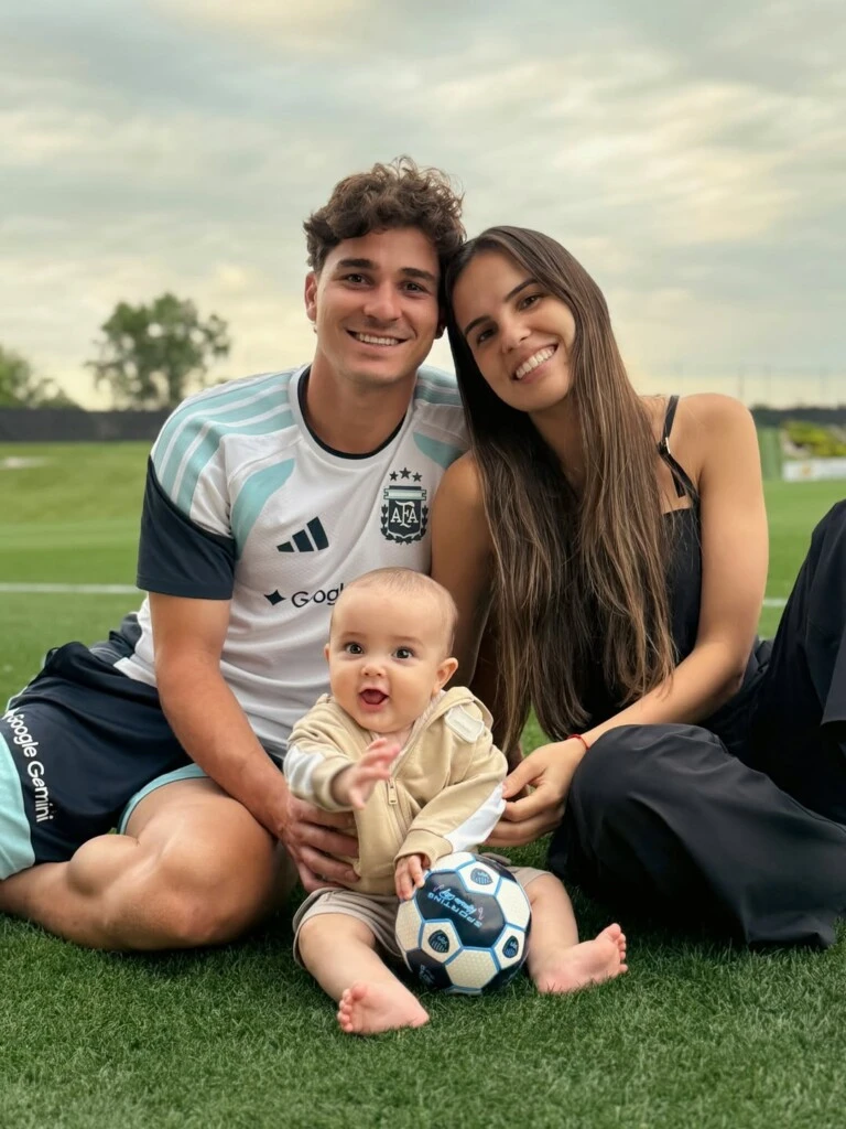El delantero compartió una serie de imágenes junto a su pareja, Emilia Ferrero, y su hijo Amadeo, que rápidamente conquistaron a sus seguidores.