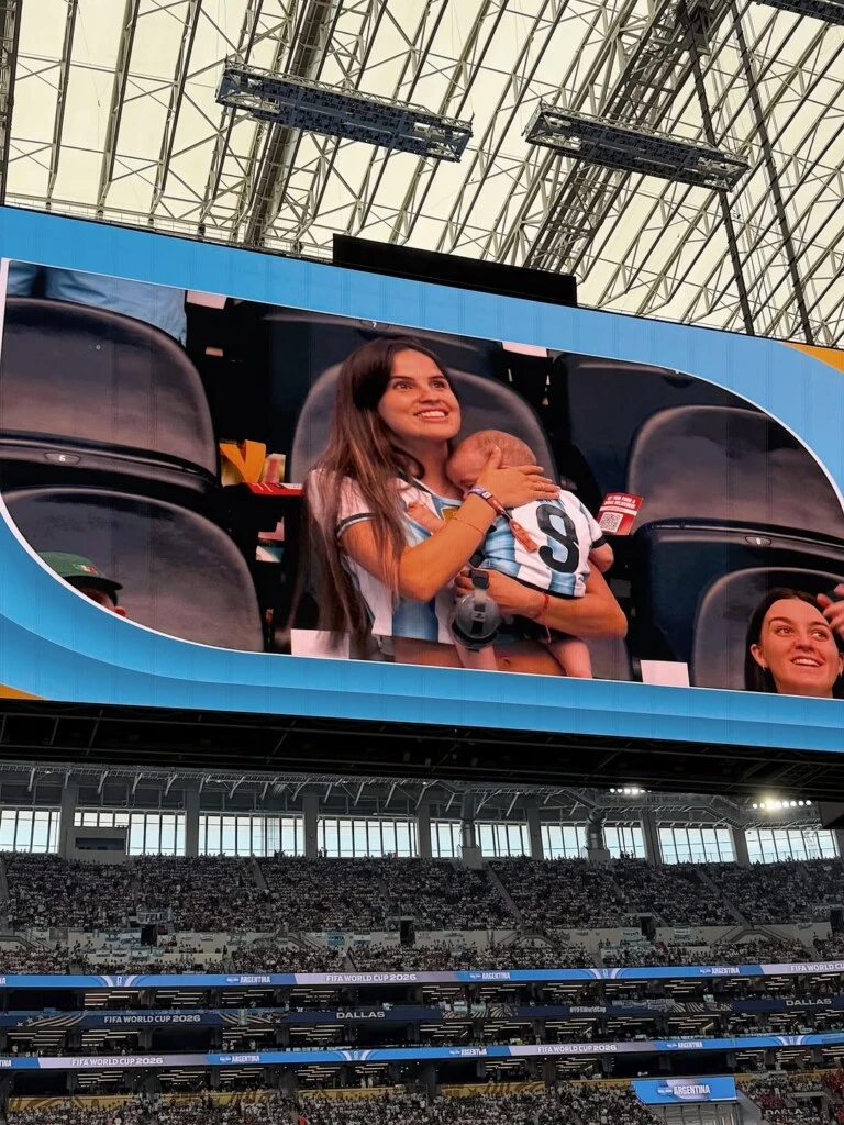 Lejos del perfil mediático, ambos eligen mostrar pequeños momentos que reflejan la felicidad que atraviesan como padres primerizos.