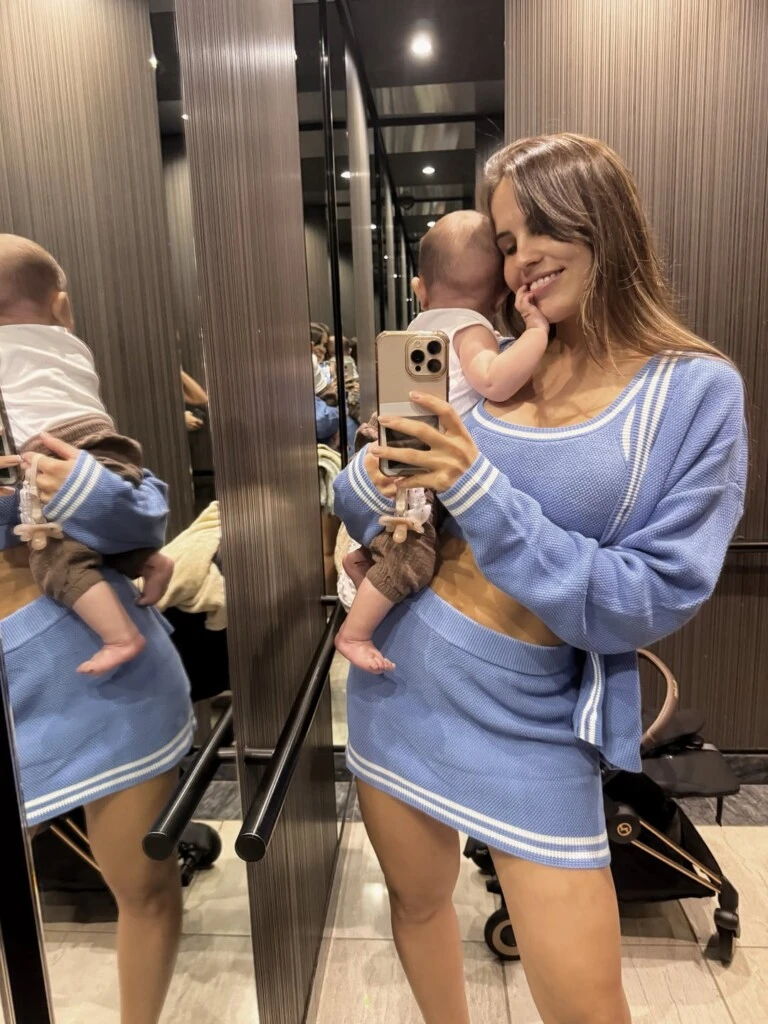 Entre las imágenes se destacaron escenas cotidianas de padre e hijo, instantáneas de Emilia alentando desde las tribunas y momentos compartidos durante la concentración mundialista.