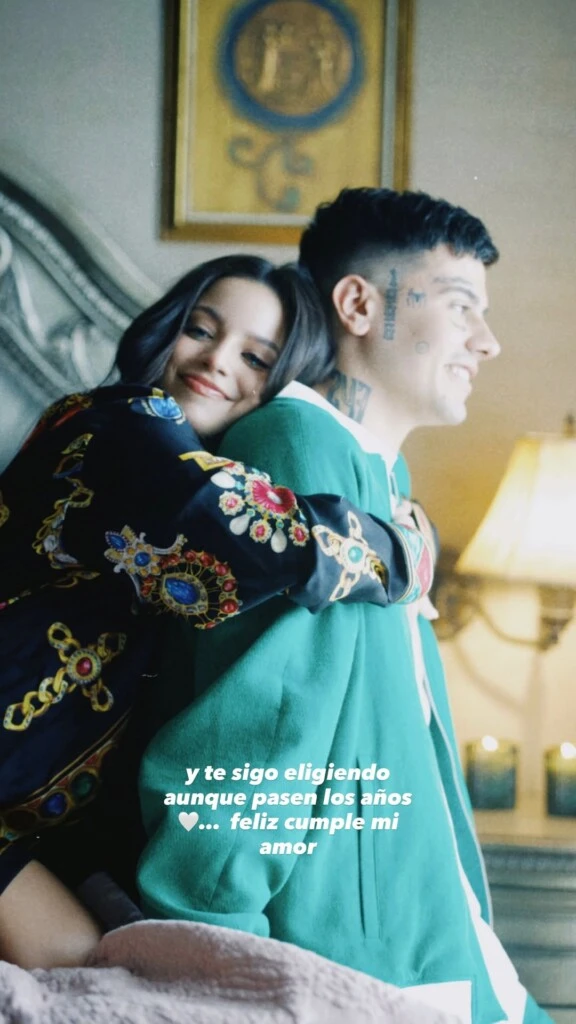 Emilia escribió una frase breve pero cargada de significado: “Y te sigo eligiendo aunque pasen los años. Feliz cumple mi amor”.