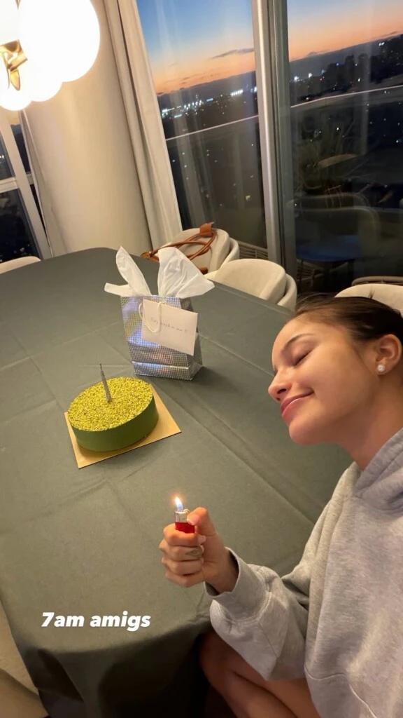 Emilia mostró cómo lo esperaba en su casa con una torta de cumpleaños, un regalo envuelto y una carta especial