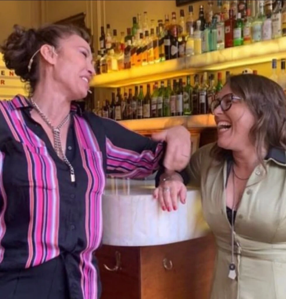 En la segunda, ambas aparecían juntas riéndose, dejando en evidencia el vínculo de amistad que habían construido con los años.