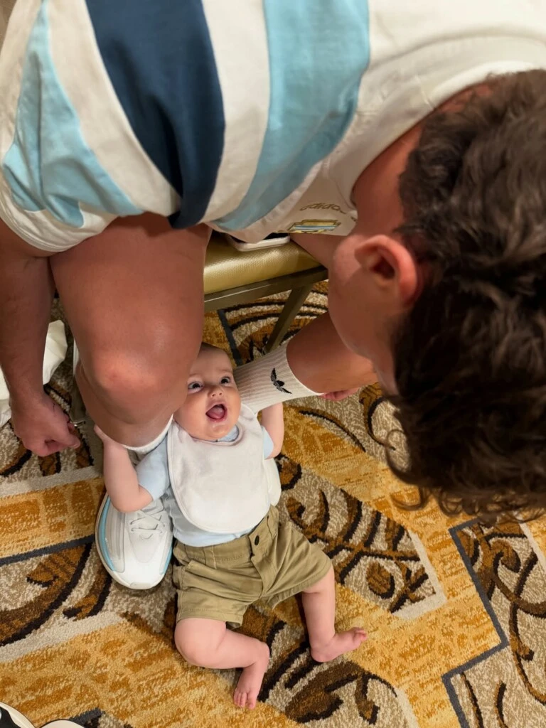 La segunda postal muestra uno de los momentos más emotivos: Julián sentado en una silla observando a su hijo, que permanece acostado cerca de él.
