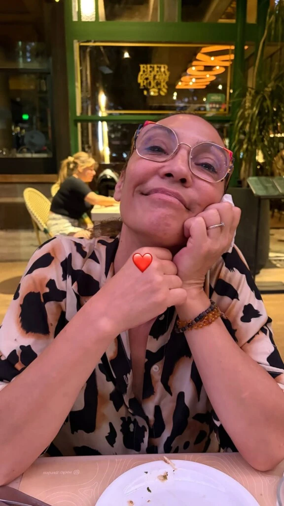 Primero, eligió una fotografía de Ernestina sonriendo en un restaurante, una imagen espontánea que reflejaba la alegría que la caracterizaba. 