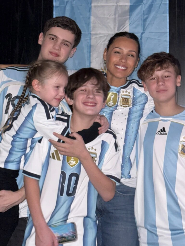 Tras la victoria por 3 a 1, Pampita posó sonriente junto a Bautista, Beltrán, Benicio y Anita.