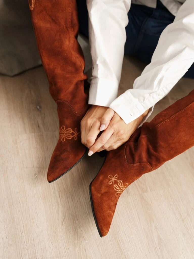 De caña alta, punta afilada y taco medio, el diseño incorporó bordados en tonos claros que reforzaron la estética western sin perder sofisticación.