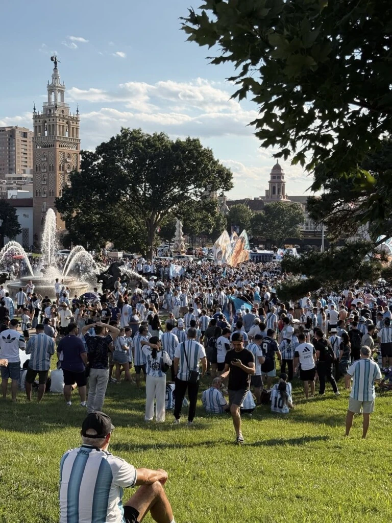 “Nuestro primer Mundial juntos 🫶🏼🇦🇷”, escribió sobre un álbum de fotos que incluyó una de las imágenes más tiernas del viaje.