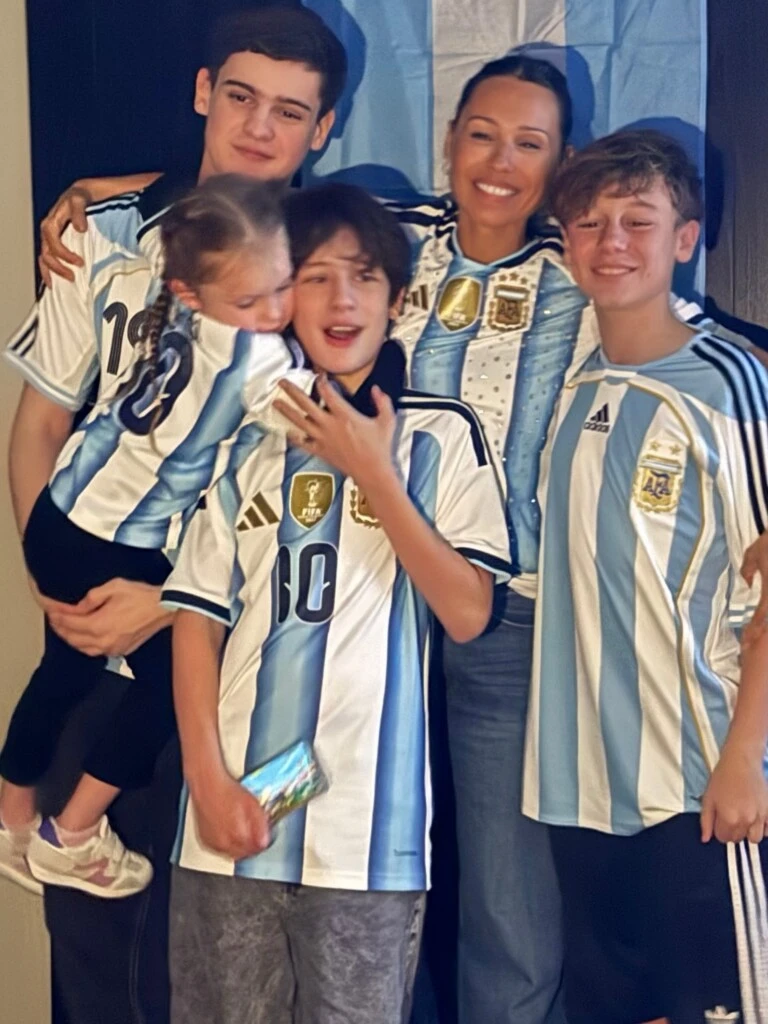 Las imágenes transmitieron un clima de alegría, unión y pasión por la Selección, y rápidamente recibieron cientos de mensajes de cariño de parte de sus seguidores, quienes destacaron la complicidad y el vínculo que la conductora mantiene con sus hijos.
