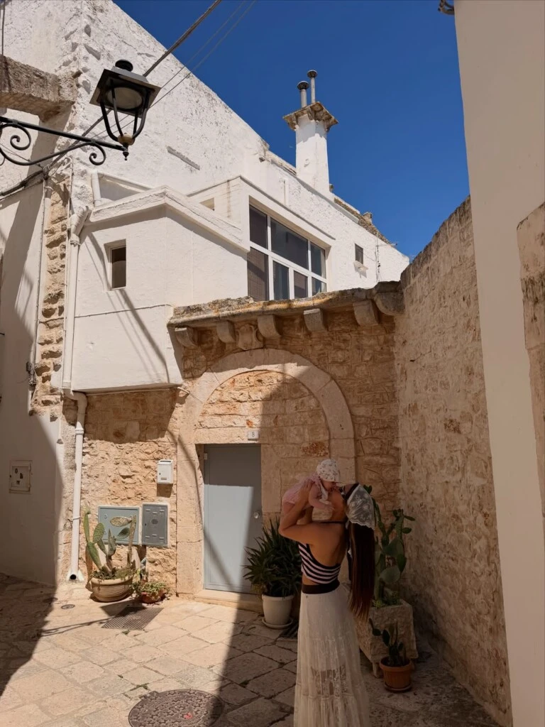 La pieza central del outfit fue una falda larga blanca de inspiración boho confeccionada con diferentes texturas.