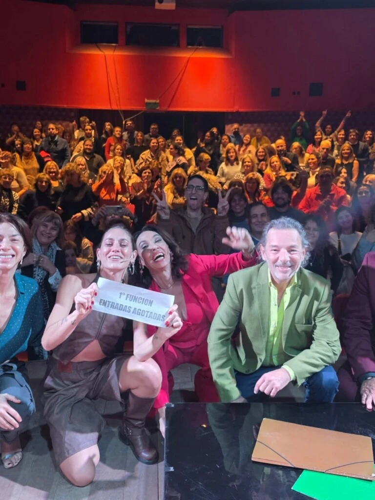  “Yo sé que estás, más liviana. Te puedo sentir. Ernes, nos quedaron mil postres por probar. No sé cómo voy a hacer sin ver tus ojos almendrados con la sombrita celeste que encontraste en tu caos y te encantaba. Tu risa, tu ‘Pochi, ¿cómo estás?’. Es difícil seguir después de vos”, expresó.