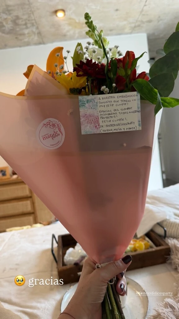 Durante la jornada también recibió un ramo de flores acompañado por una emotiva dedicatoria.