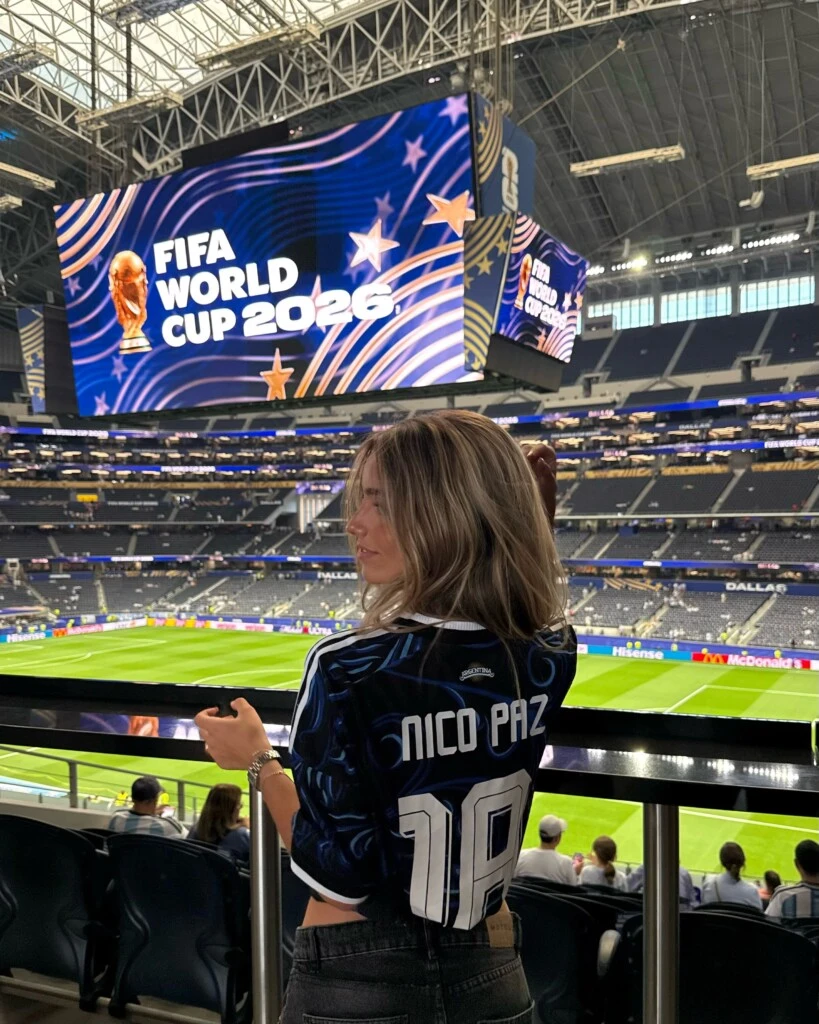 Emma también se convirtió en una de sus principales acompañantes. Durante el partido frente a Jordania estuvo presente en el AT&T Stadium y compartió distintas fotografías luciendo la camiseta albiceleste con el número 18, correspondiente al mediocampista.