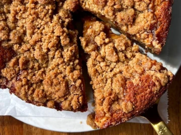 Torta matera de duraznos y crumble: la receta definitiva para renovar el bizcochuelo de cajita