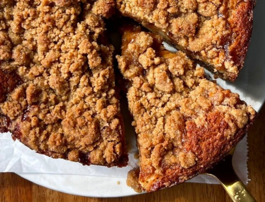Torta matera de duraznos y crumble: la receta definitiva para renovar el bizcochuelo de cajita