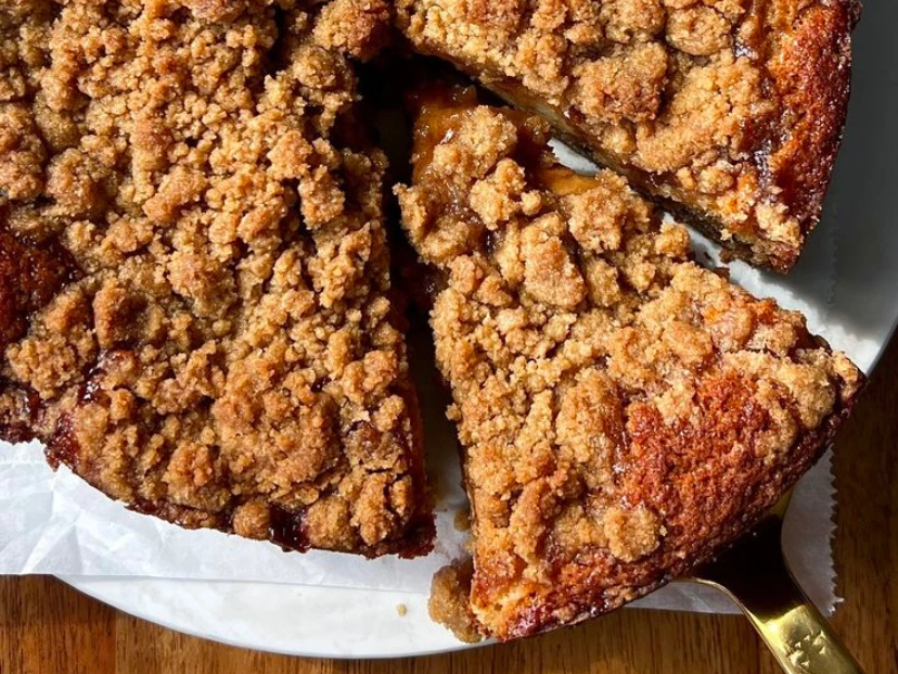 Torta matera de duraznos y crumble: la receta definitiva para renovar el bizcochuelo de cajita