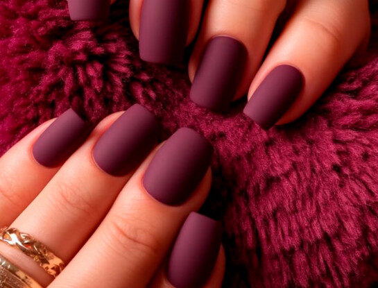 Uñas burdeos mate: la tendencia elegante del invierno 2026 que estiliza las manos y combina con todo