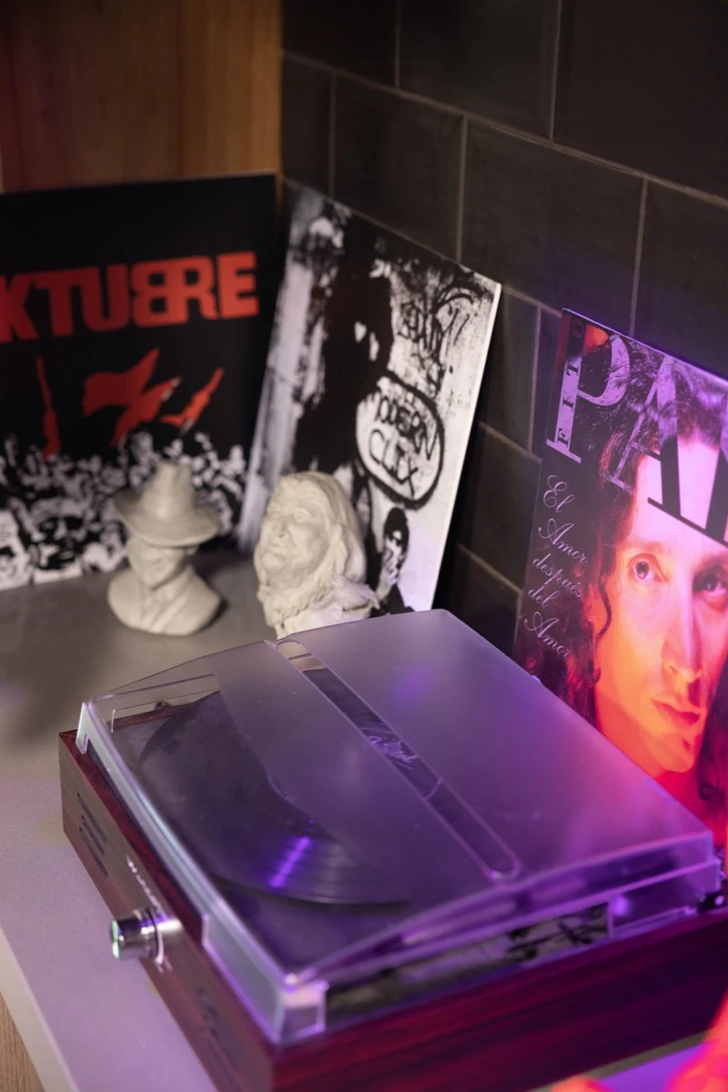 La deco de OLGA ¡tiene rock!:  tocadiscos y vinilos de Patricio Rey, Fito y Charly. 