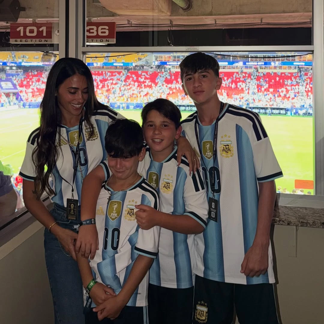 Antonela vivió el partido de Argentina junto a Thiago, Mateo y Ciro desde la tribuna.