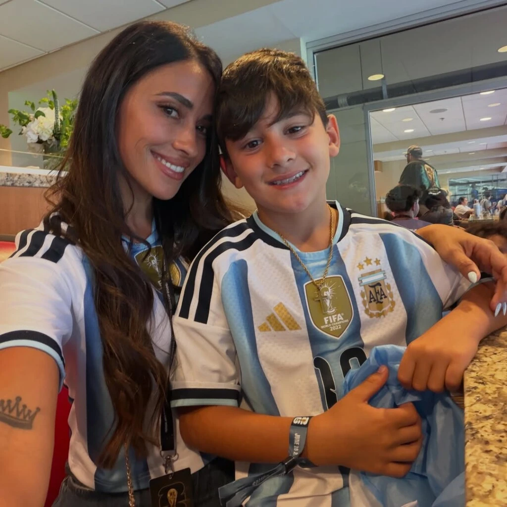 Antonela vivió el partido de Argentina junto a Thiago, Mateo y Ciro desde la tribuna.