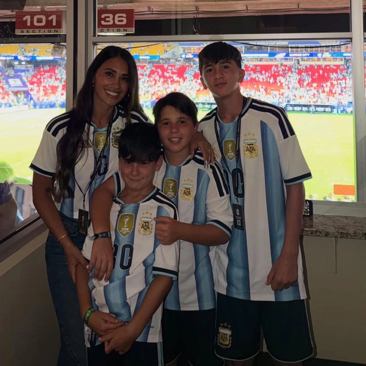 Antonela vivió el partido de Argentina junto a Thiago, Mateo y Ciro desde la tribuna.