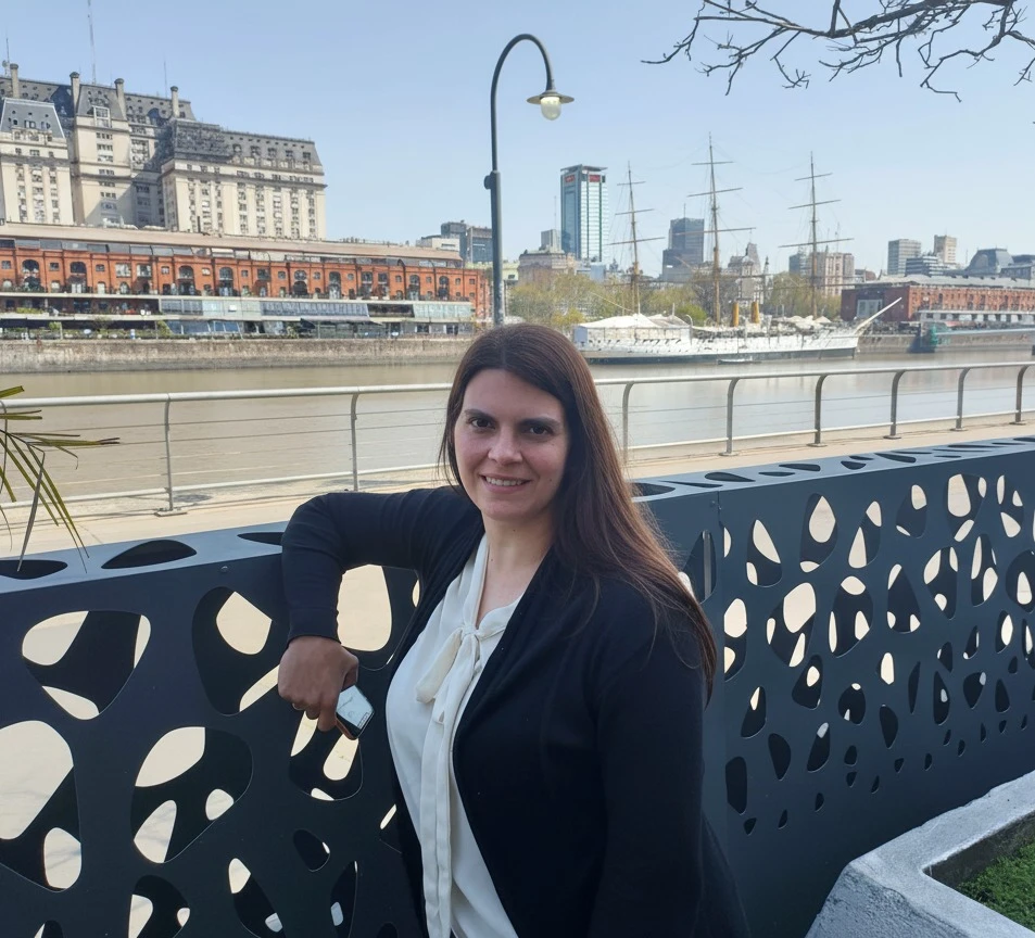 Dejó una vida estable en Argentina para empezar de nuevo en Estados Unidos: la historia de Romina Oviedo