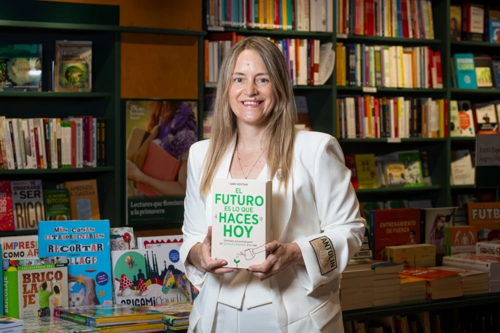 Gaby con su libro