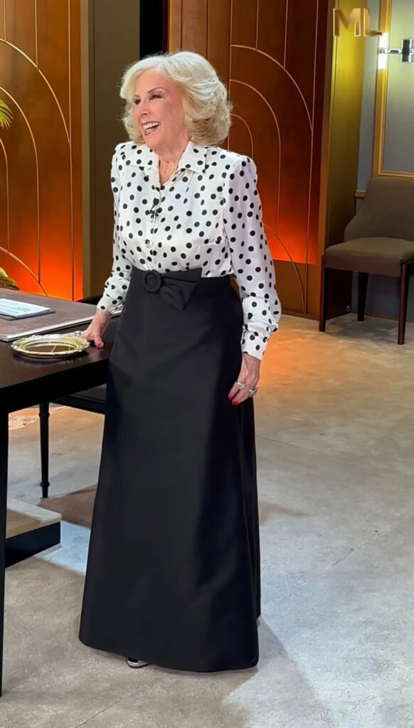 Durante una nueva edición de La noche de Mirtha, la conductora lució un look clásico en blanco y negro que tuvo a los lunares como protagonistas absolutos, una estampa que atraviesa generaciones y que sigue siendo sinónimo de distinción.