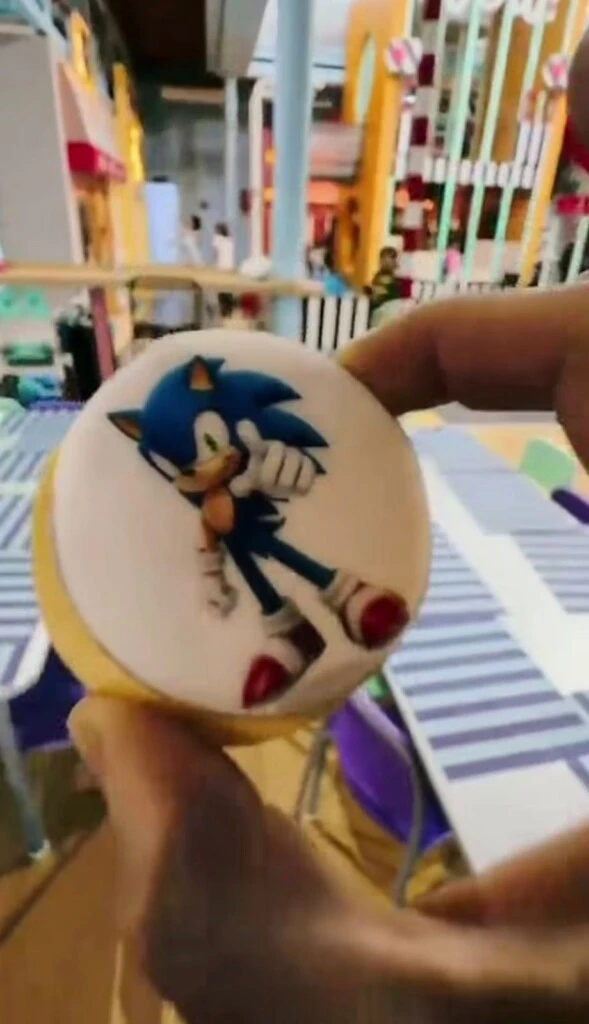 Las galletitas decoradas y la torta principal estuvieron inspiradas en el popular personaje, combinando así la pasión de Belisario por el fútbol y los dibujos animados.
