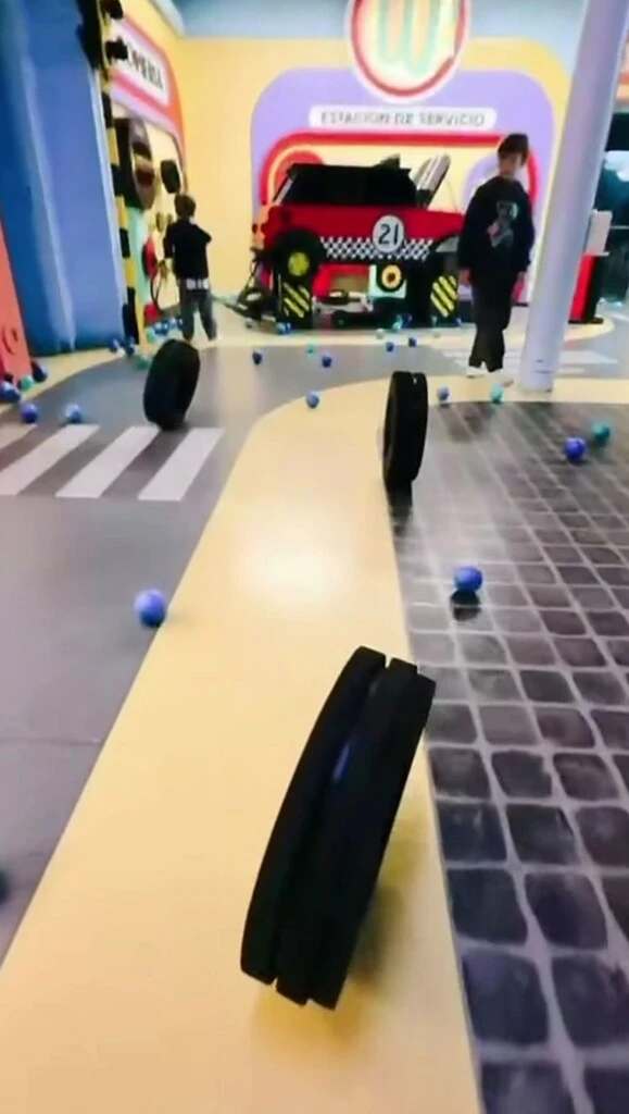 Además, se organizaron juegos de competencia, desafíos físicos y momentos de baile guiados por un animador caracterizado como Sonic, personaje que también tuvo un lugar destacado en la ambientación de la mesa dulce.
