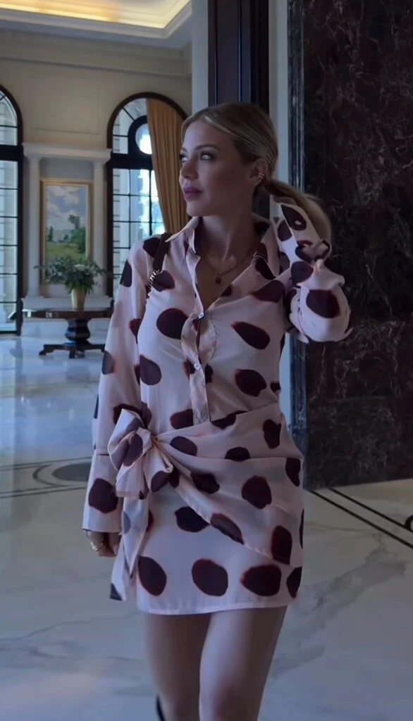 En cuanto al beauty look, llevó el cabello recogido en una cola de caballo media con raya al medio, un peinado prolijo que permitió destacar tanto el cuello de la camisa como el estampado del conjunto.