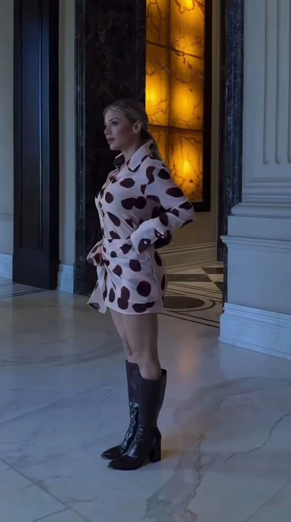 El outfit estuvo compuesto por una camisa de mangas largas, cuello clásico y botones al frente. 