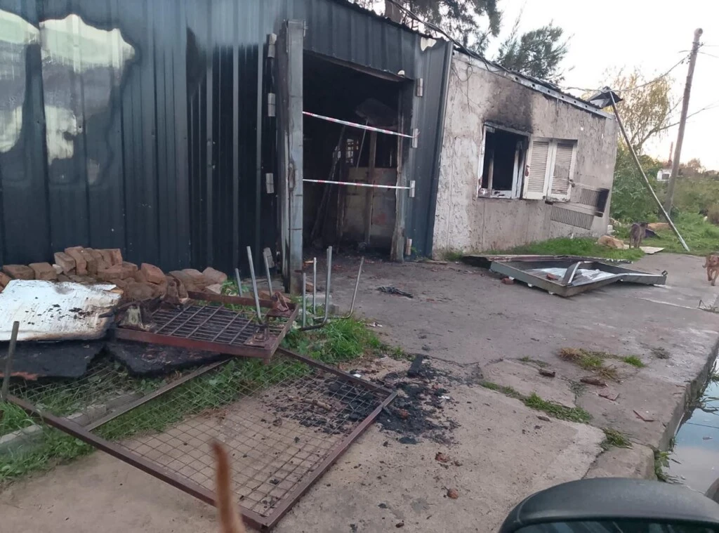 Según contó, este jueves se incendió Rescatados Isla Maciel, un refugio que albergaba a decenas de perros y que quedó completamente destruido por el fuego.