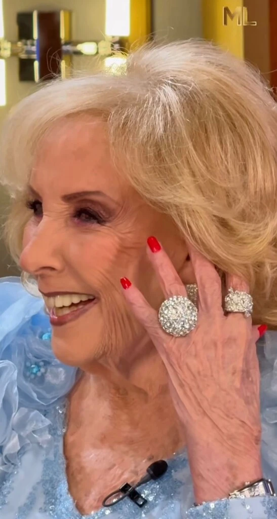 Lució aros curvos con brillantes, anillos de gran tamaño con piedras y destellos, además de una pulsera plateada que acompañó la sofisticación del vestido.