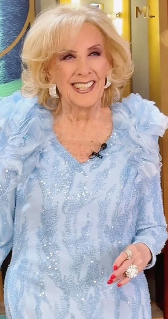 Para el maquillaje, la diva apostó por una mirada destacada con sombras en tonos malva y un delicado delineado. 