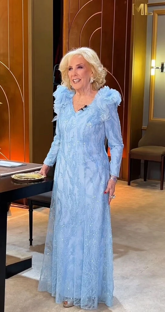 Mirtha eligió un vestido largo en tono celeste pastel. El diseño presentó una silueta clásica y una caída fluida, completamente bordado con aplicaciones brillantes que aportaron luz y sofisticación.
