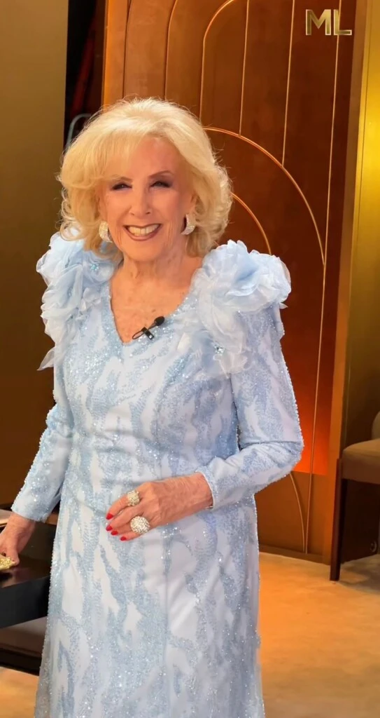 Durante una nueva emisión de La noche de Mirtha, la conductora sorprendió con un vestido celeste de inspiración romántica que además de destacar por sus brillos y detalles de alta costura, hizo un sutil guiño a los colores de la Selección Argentina en una noche atravesada por el entusiasmo futbolero al enfrentarse contra Jordania en el marco del Mundial.