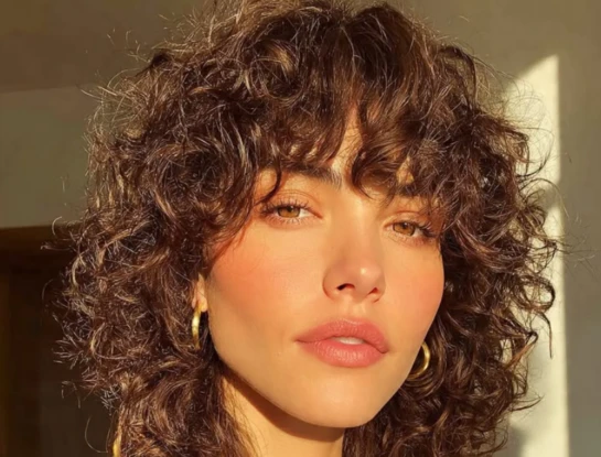 Wolf cut para pelo con rulos el corte en capas que potencia el volumen y el movimiento natural DESTACADA