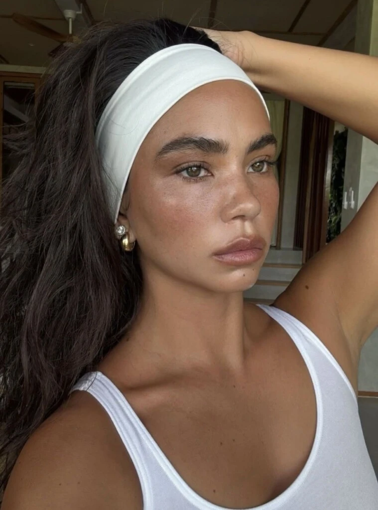 La tendencia apuesta por una piel luminosa, mejillas con color, cejas prolijas y una apariencia saludable